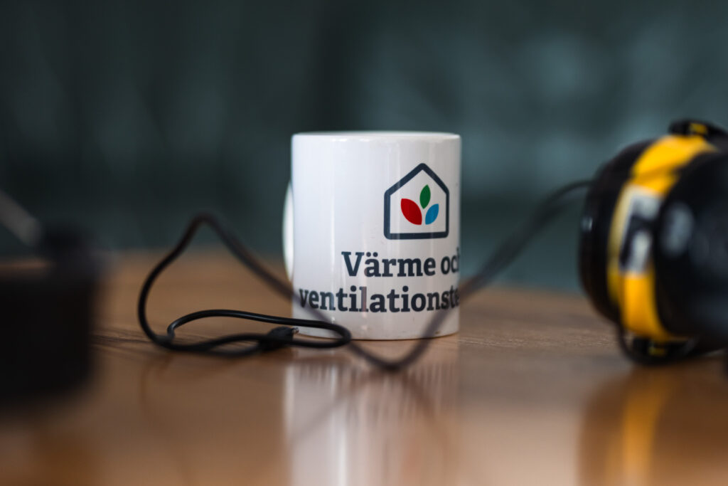 Logotyp av Värme och Ventilationsteknik som bland annat utför OVK 